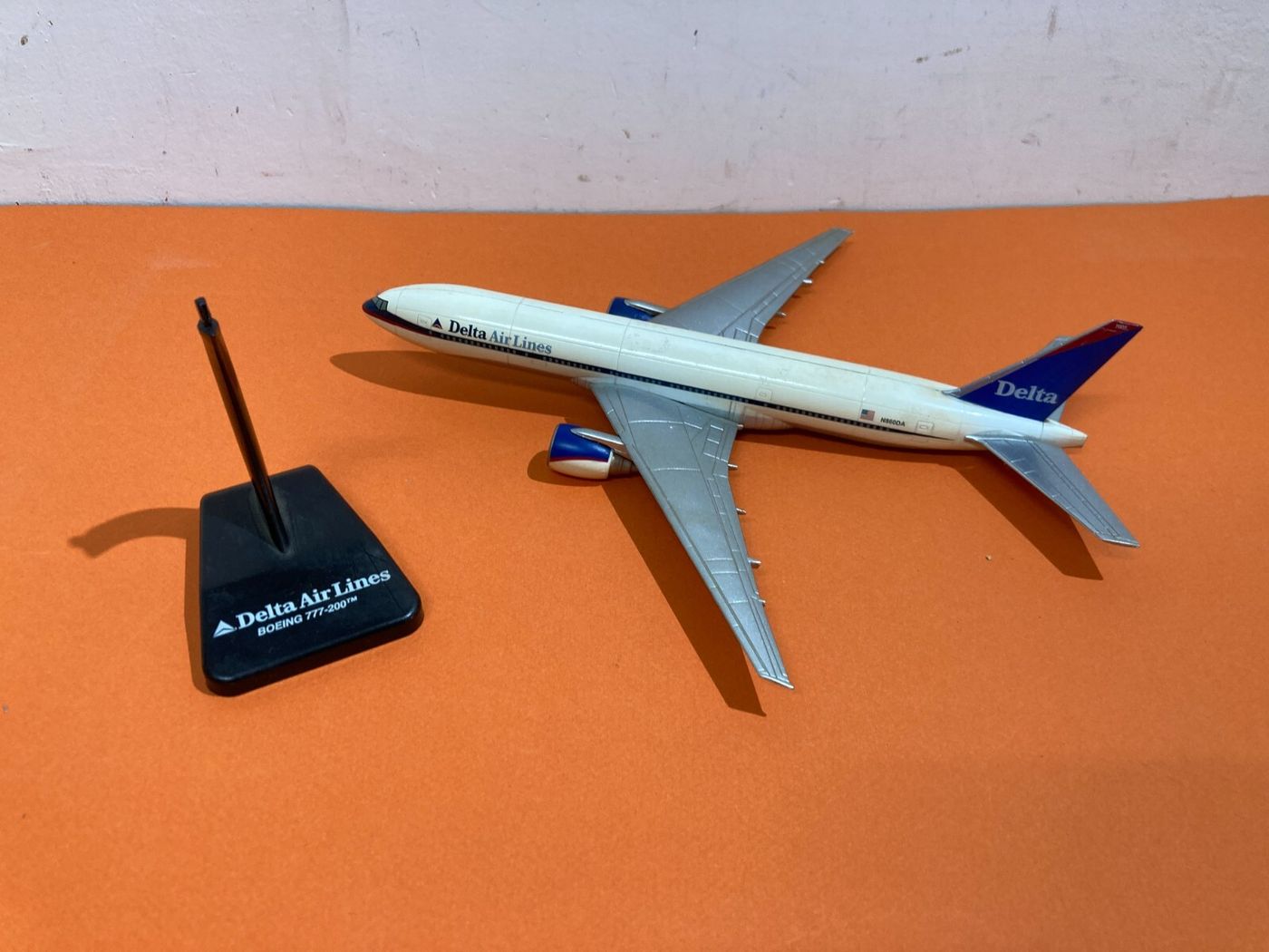 Aerei Da Collezione: Delta Airlines, Boeing 777 200. Modellino Pubblicitario