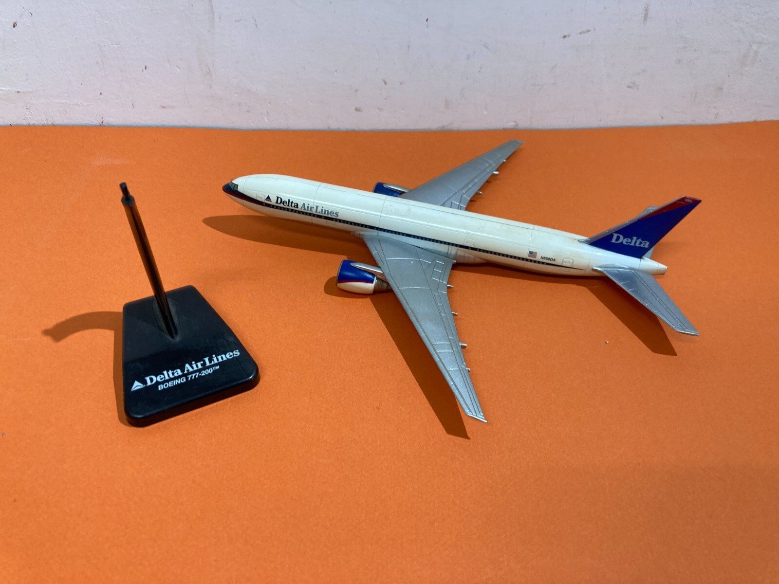 Aerei Da Collezione: Delta Airlines, Boeing 777 200. Modellino Pubblicitario