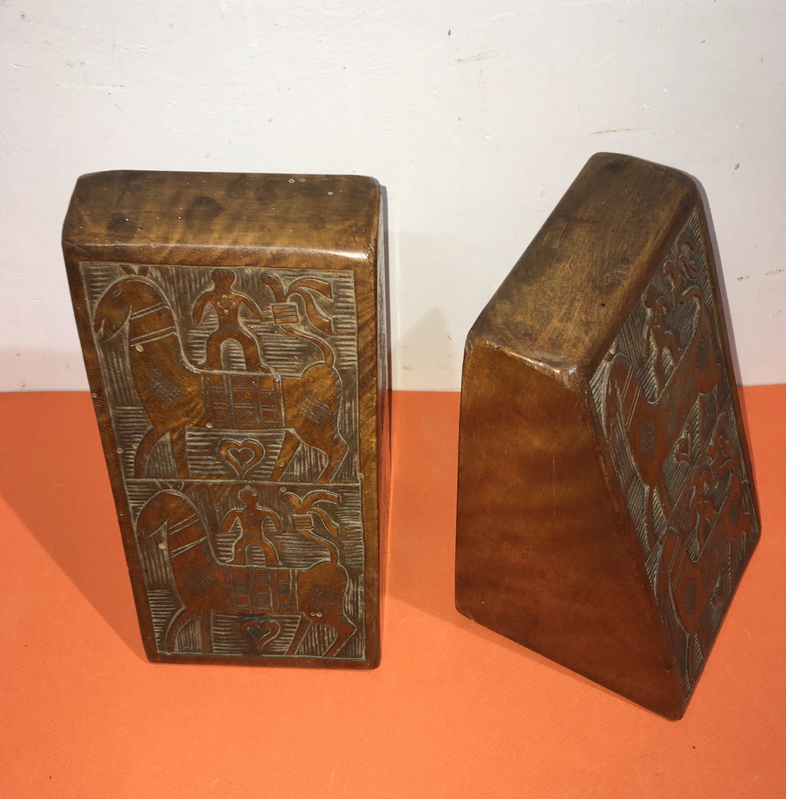 Artistici Poggialibri In Legno Massello Intagliato Con Figure Di Cavalli