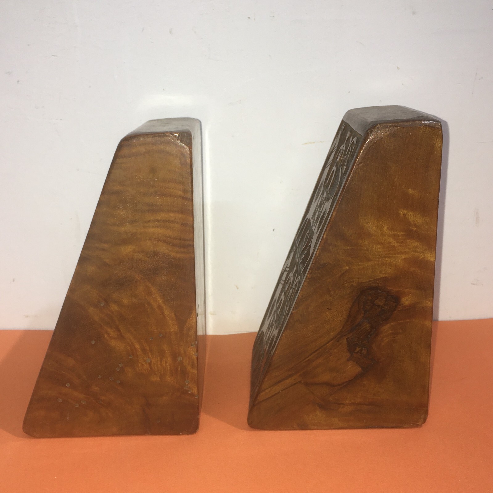 Artistici Poggialibri In Legno Massello Intagliato Con Figure Di Cavalli