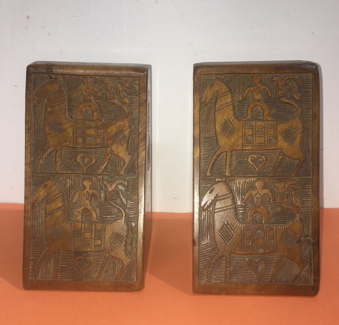 Artistici Poggialibri In Legno Massello Intagliato Con Figure Di Cavalli