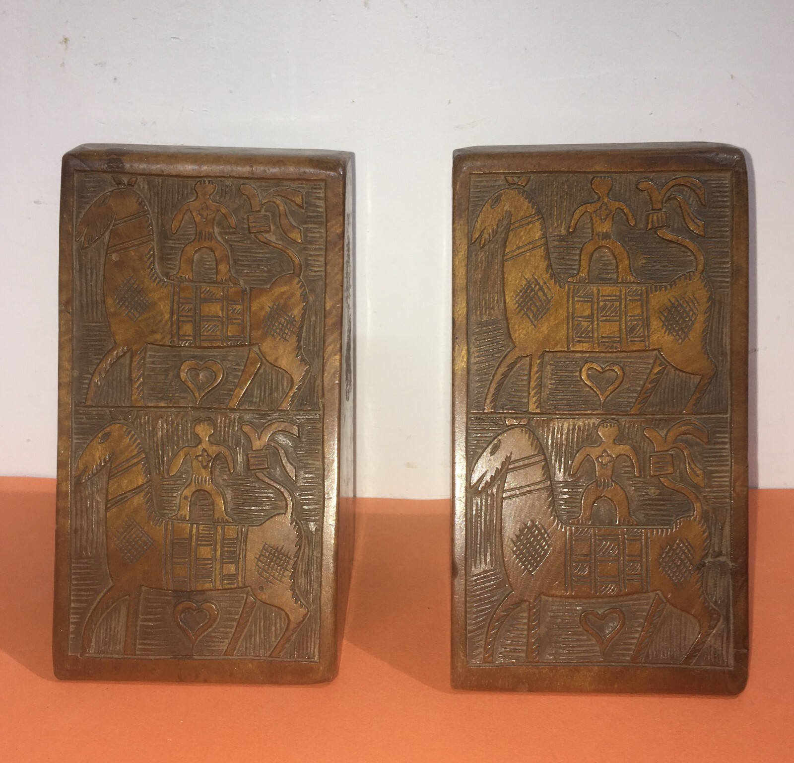 Artistici Poggialibri In Legno Massello Intagliato Con Figure Di Cavalli