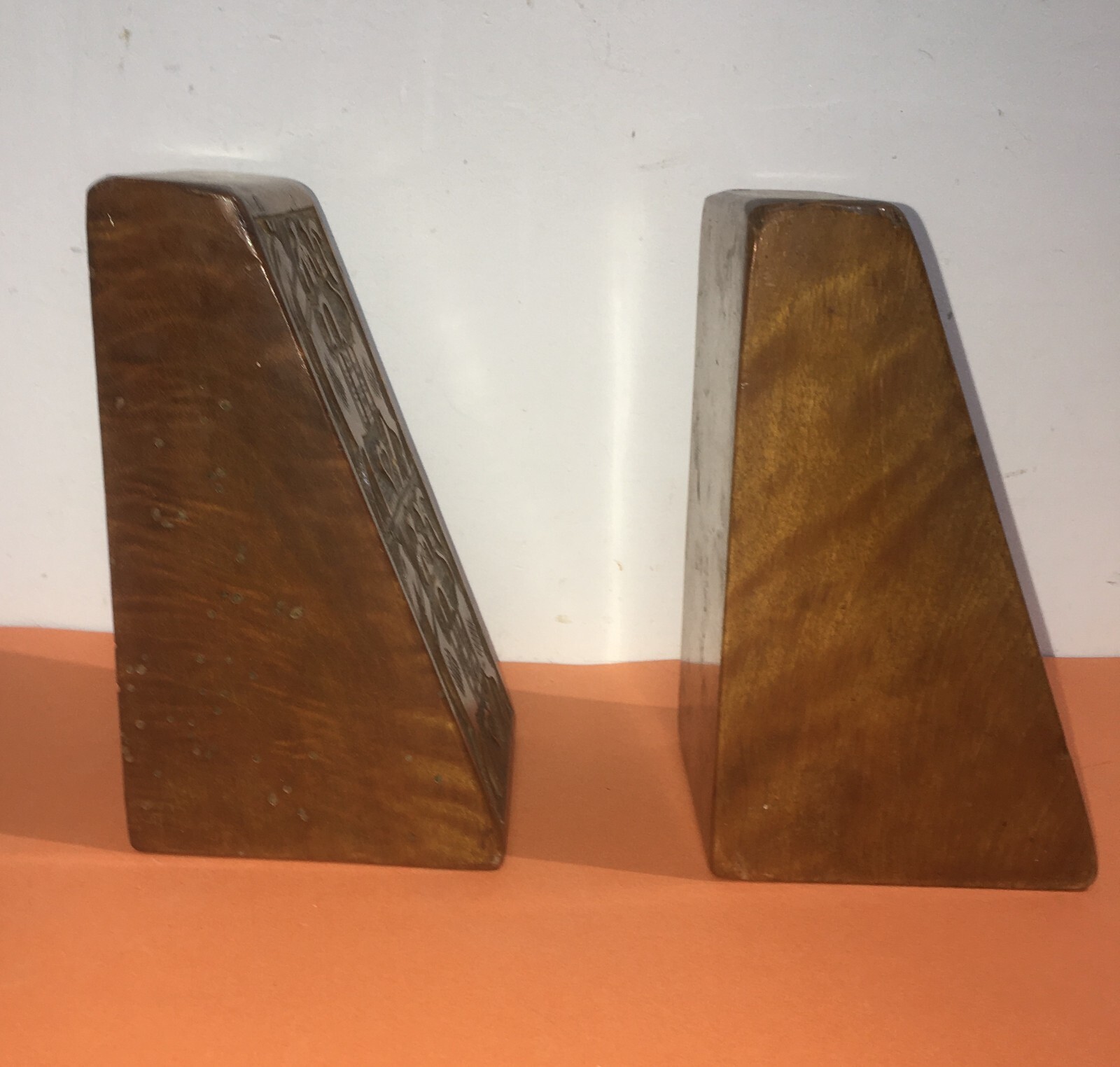 Artistici Poggialibri In Legno Massello Intagliato Con Figure Di Cavalli
