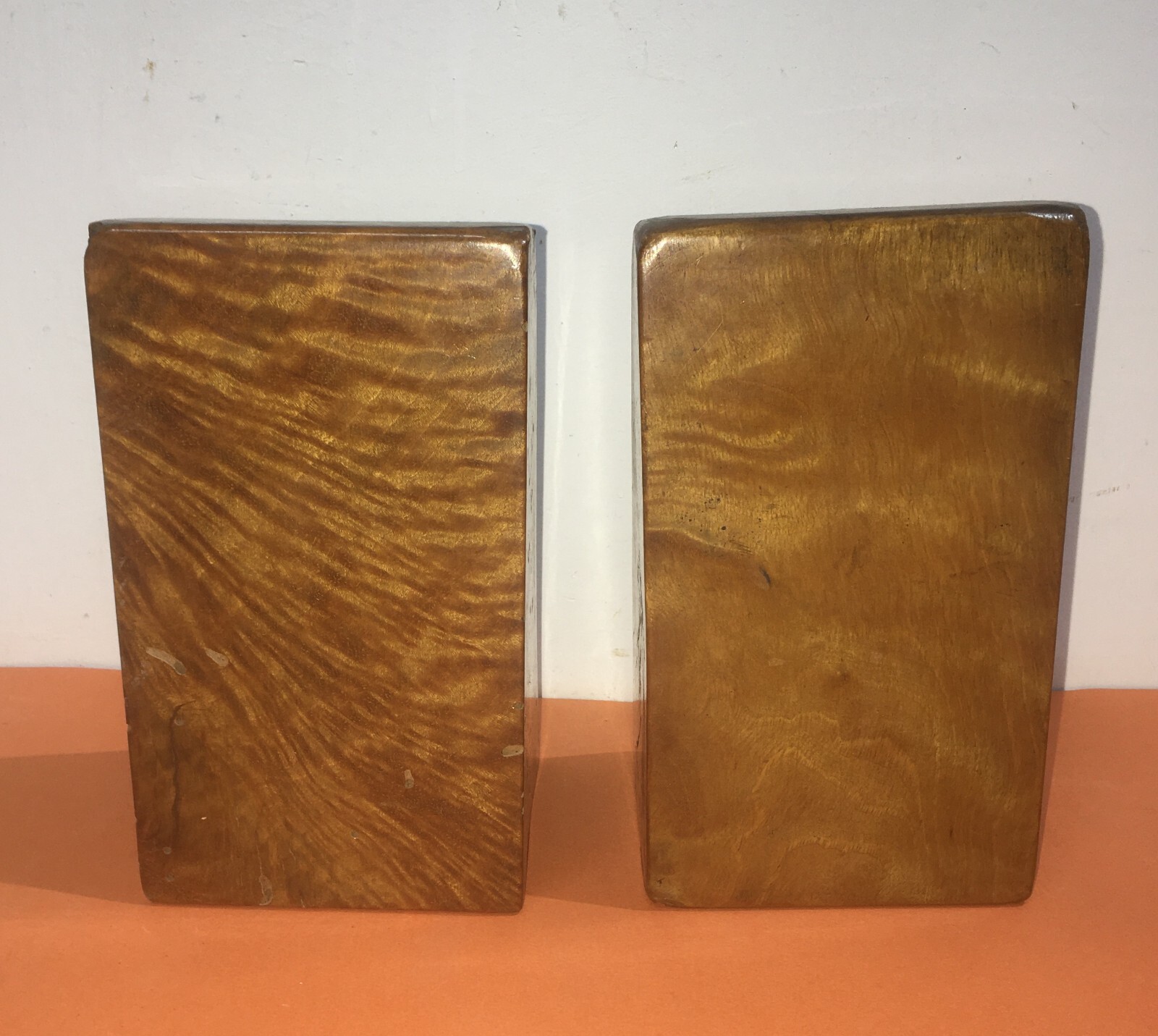 Artistici Poggialibri In Legno Massello Intagliato Con Figure Di Cavalli