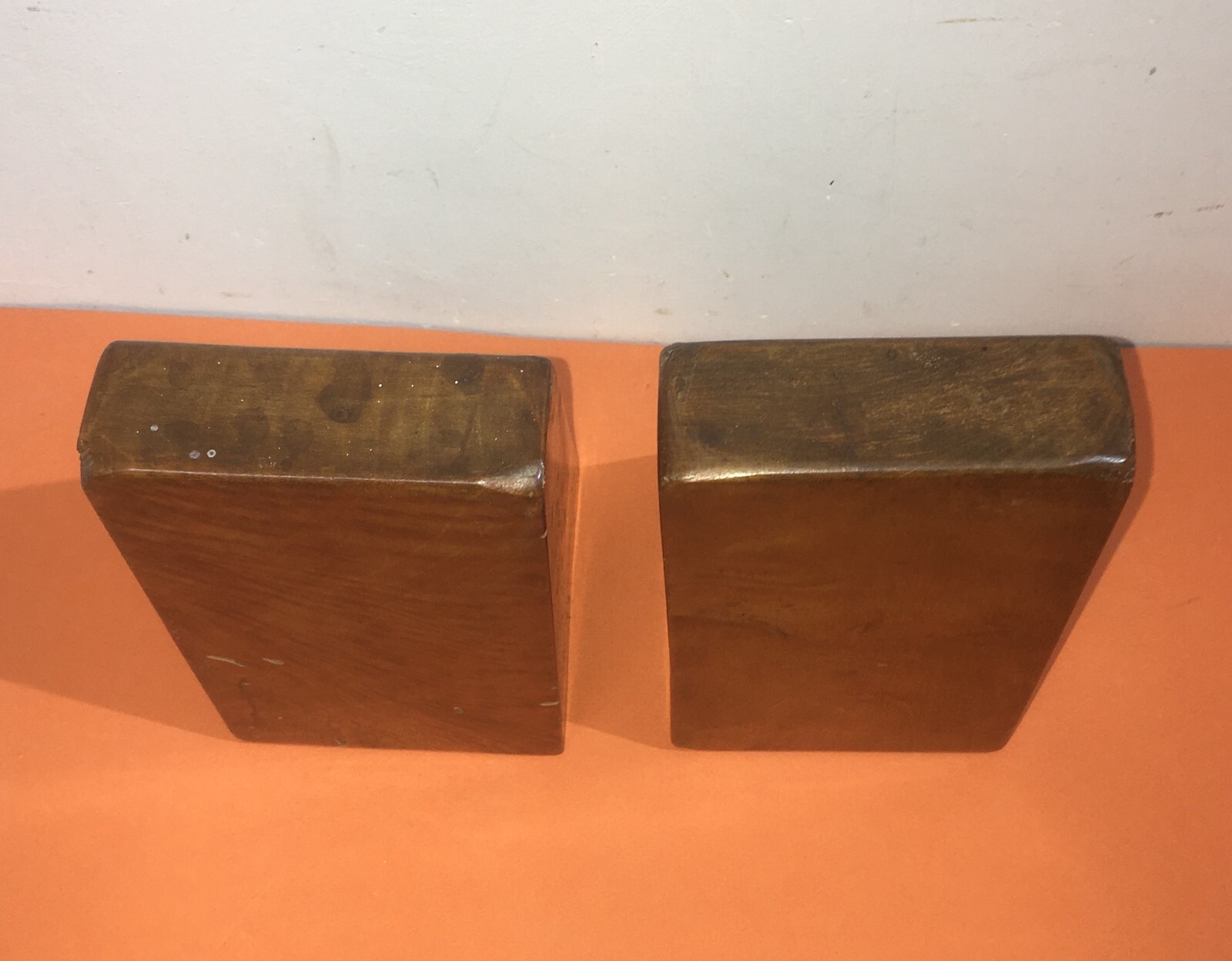 Artistici Poggialibri In Legno Massello Intagliato Con Figure Di Cavalli