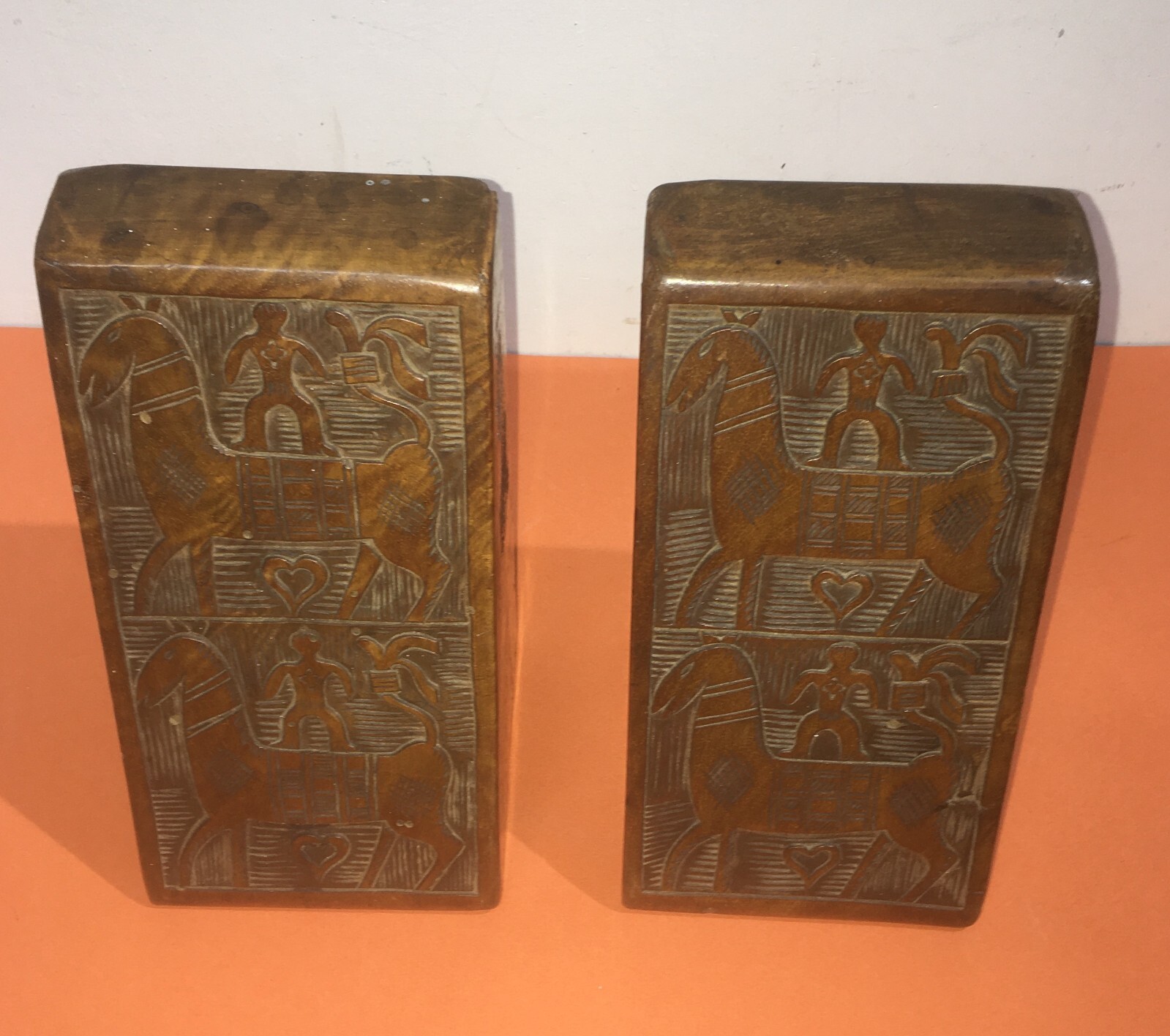 Artistici Poggialibri In Legno Massello Intagliato Con Figure Di Cavalli
