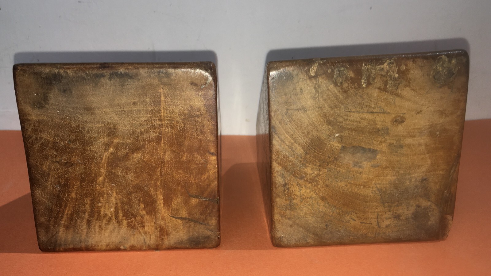 Artistici Poggialibri In Legno Massello Intagliato Con Figure Di Cavalli