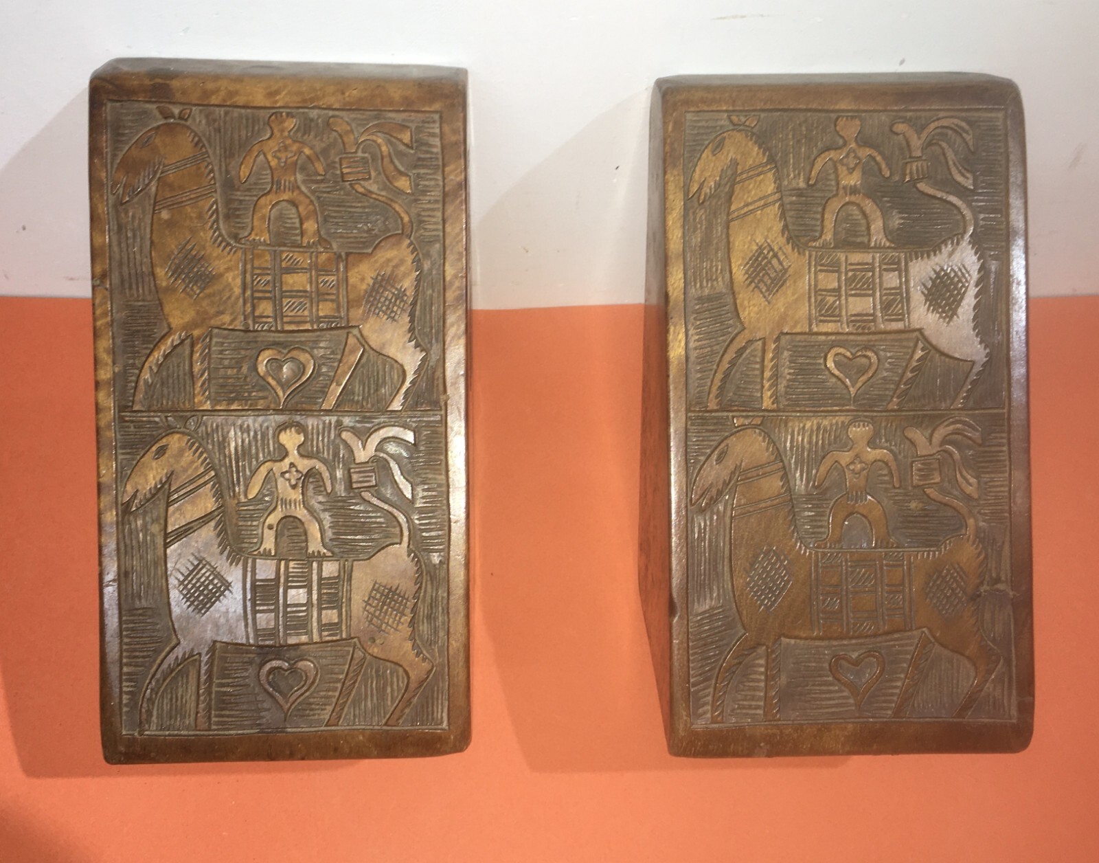 Artistici Poggialibri In Legno Massello Intagliato Con Figure Di Cavalli