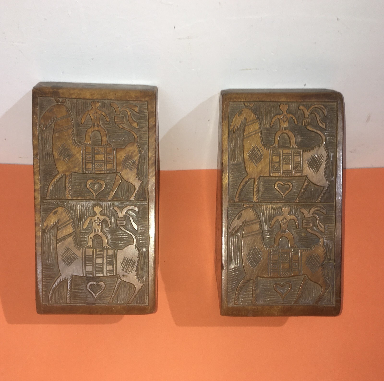 Artistici Poggialibri In Legno Massello Intagliato Con Figure Di Cavalli