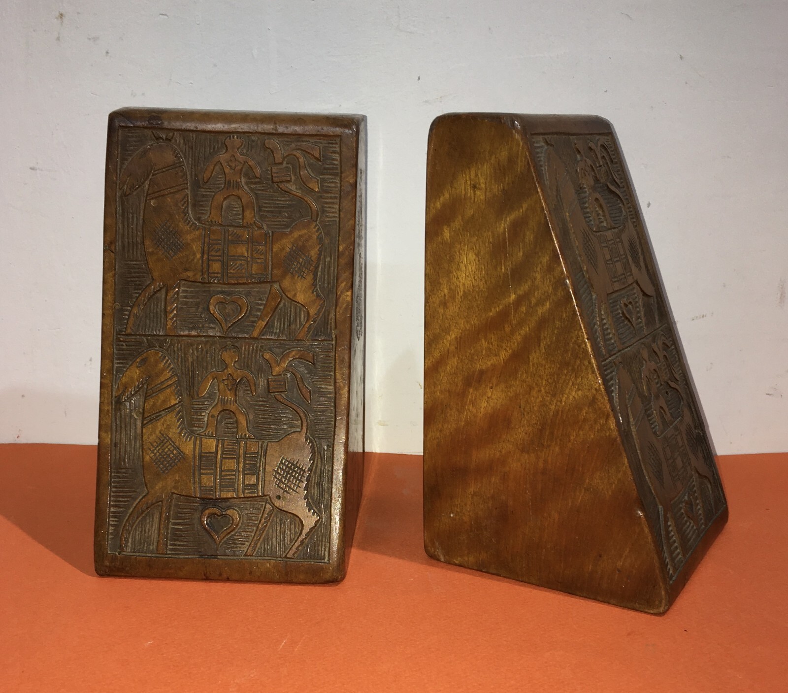 Artistici Poggialibri In Legno Massello Intagliato Con Figure Di Cavalli