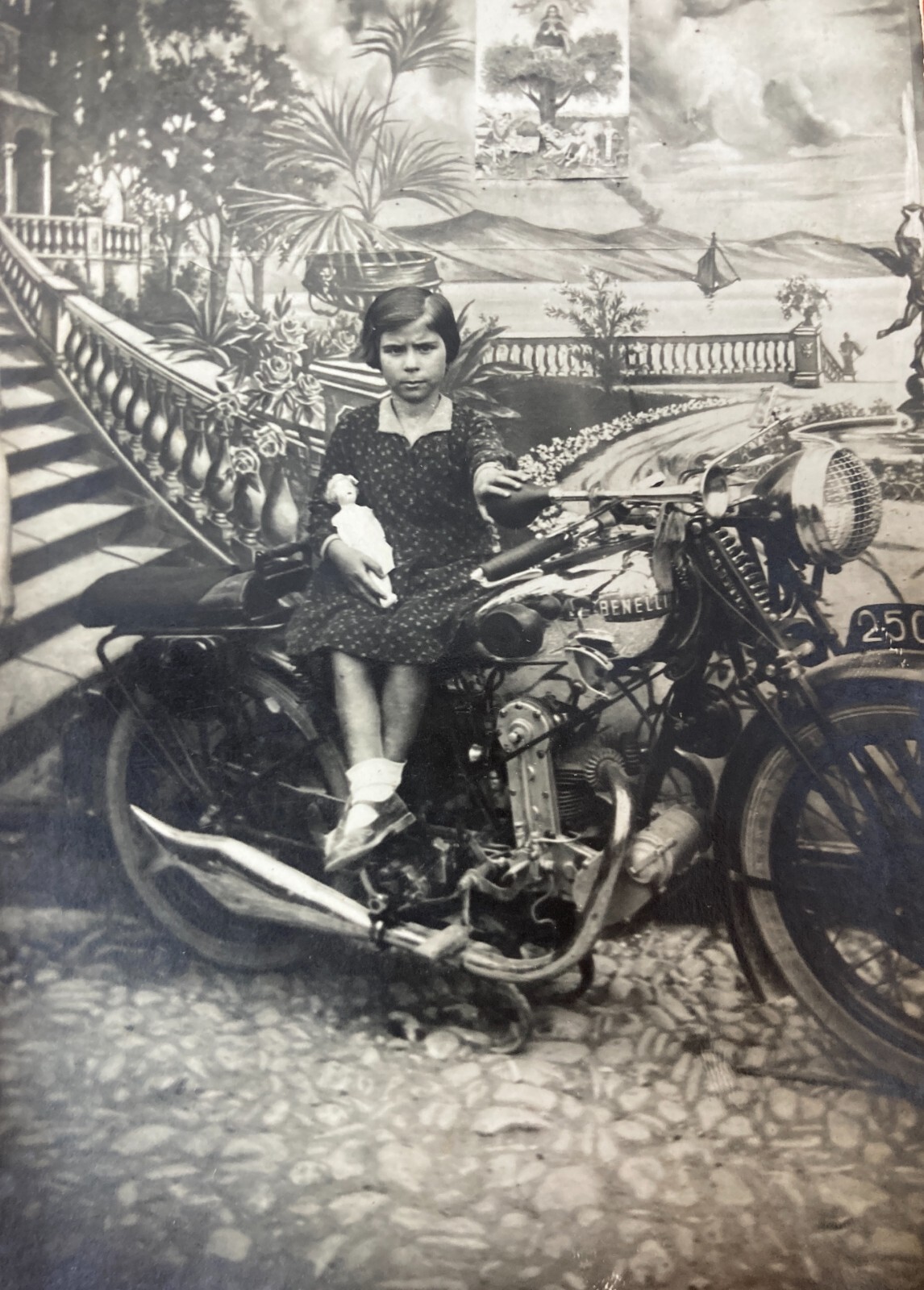 Antica Fotografia Originale: Motociclismo, Moto Benelli, Madonna Dell'Incoronata E Bimba