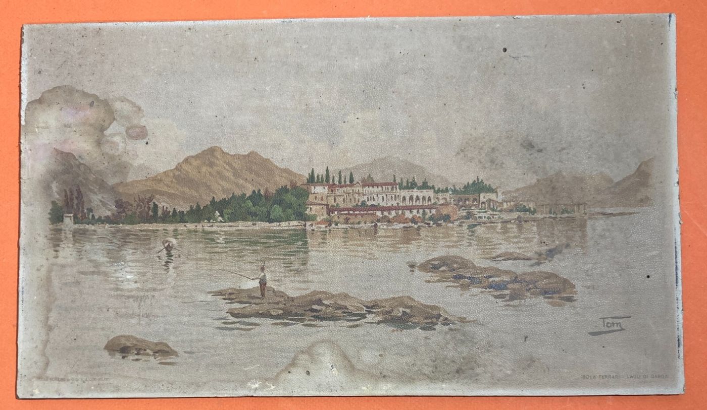 Lago Di Garda, Isola Ferrari. Bella Veduta Panoramica. Stampa A Colori. Artista Tom