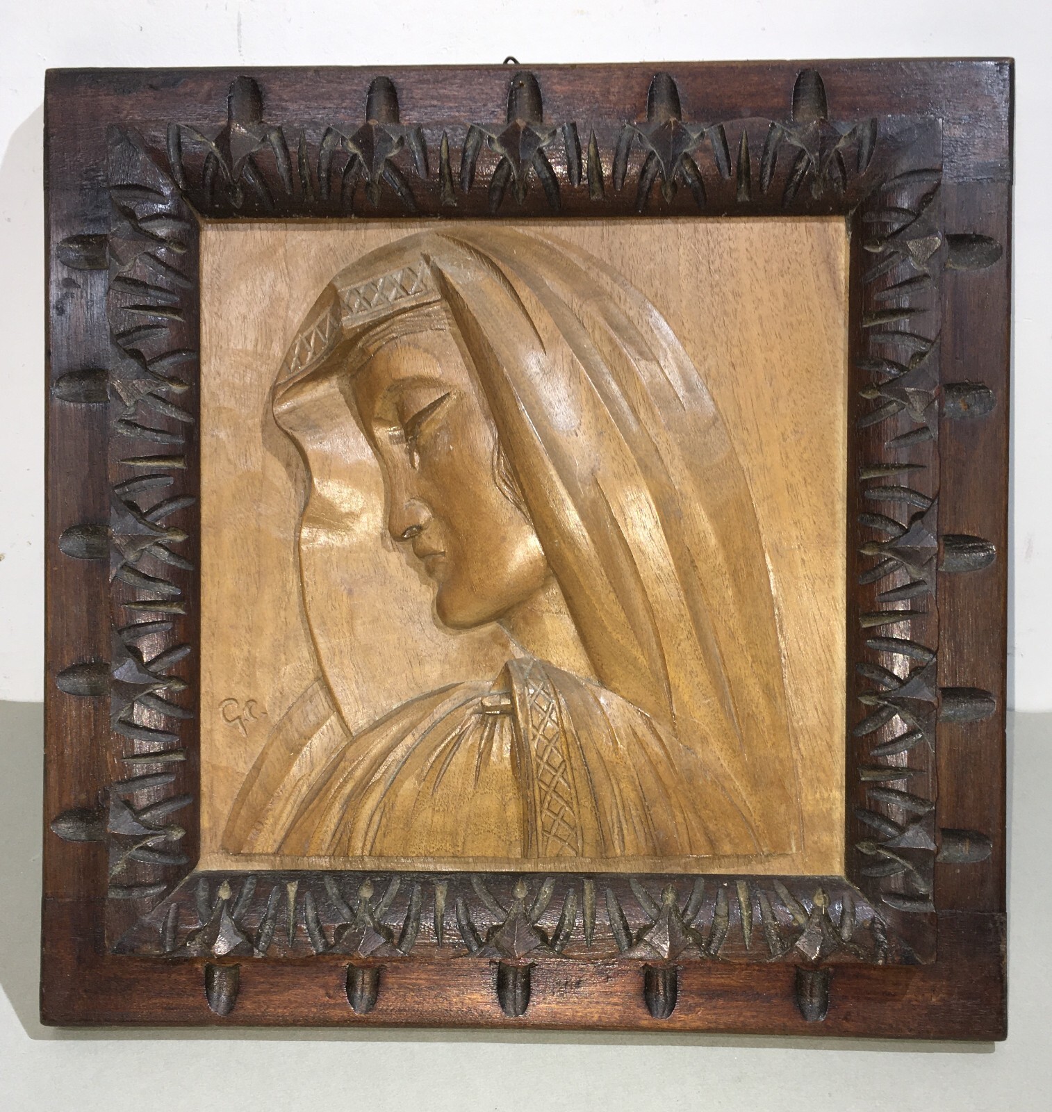 Scultura In Legno Intagliato Con Figura Devozionale Dell'Addolorata, Siglata GC, Metà Del XX Secolo