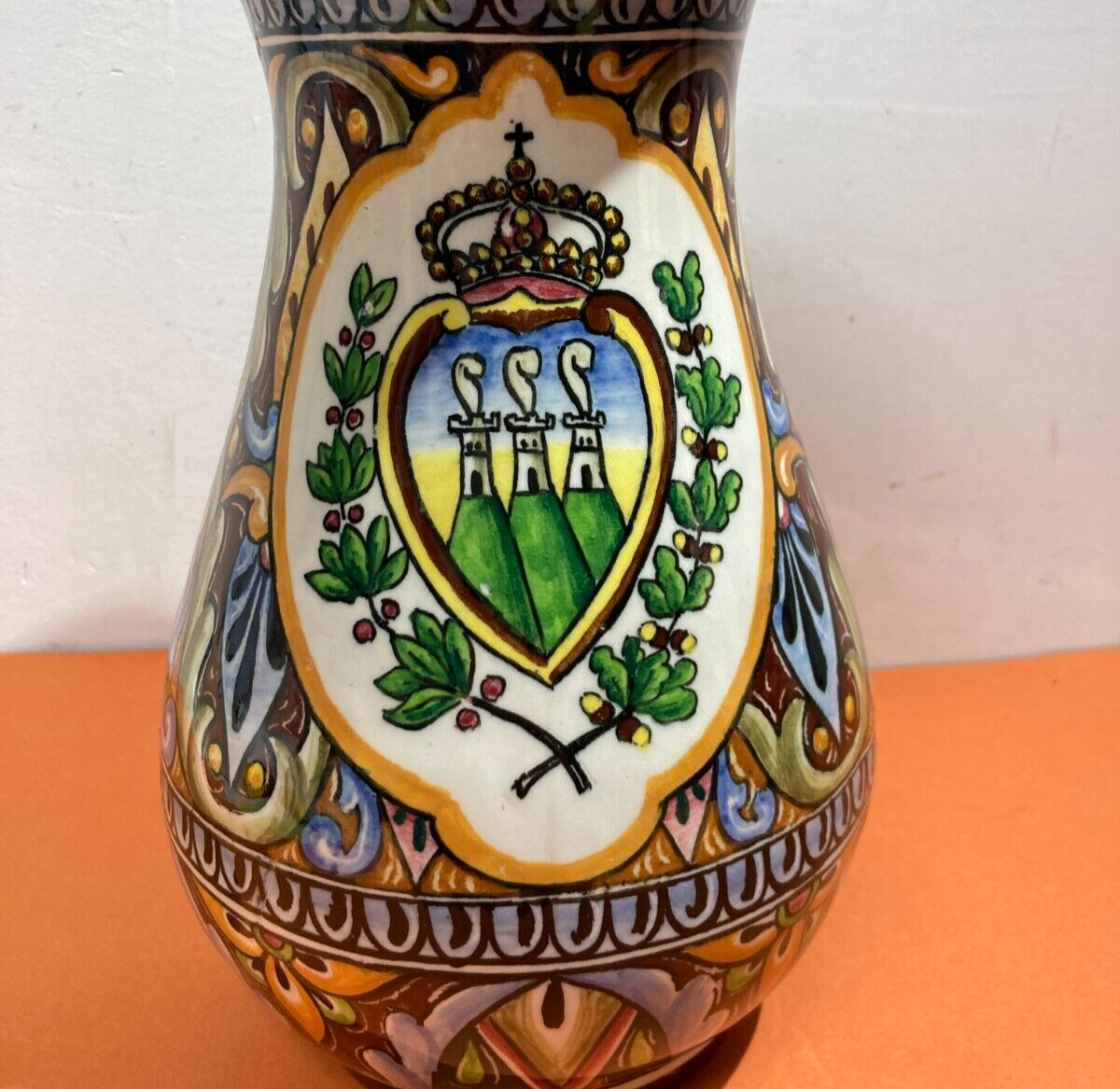 Artistico Soprammobile, Vaso Decorato Con Stemma Della Repubblica Di San Marino