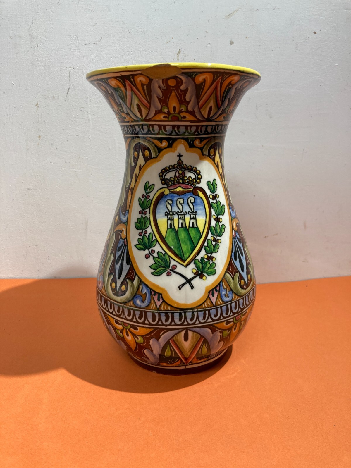 Artistico Soprammobile, Vaso Decorato Con Stemma Della Repubblica Di San Marino