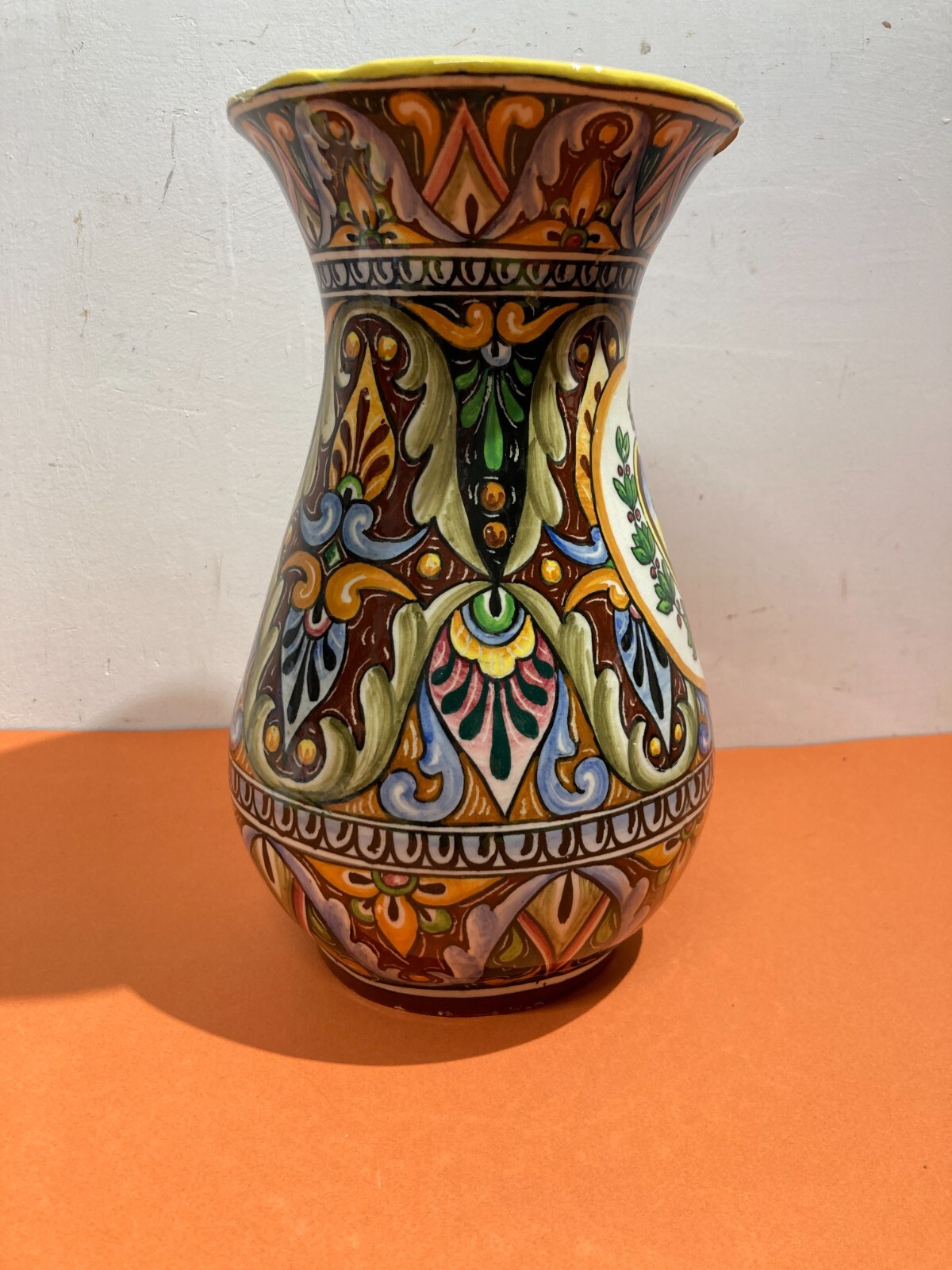 Artistico Soprammobile, Vaso Decorato Con Stemma Della Repubblica Di San Marino