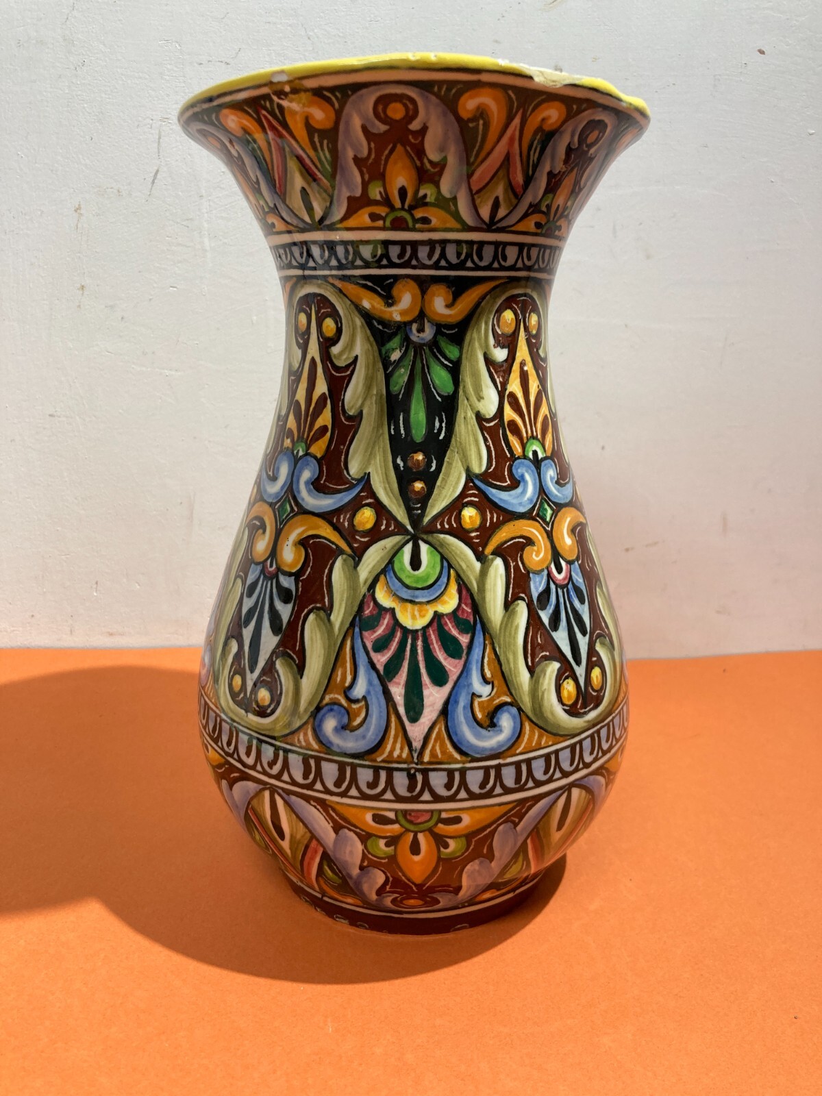 Artistico Soprammobile, Vaso Decorato Con Stemma Della Repubblica Di San Marino