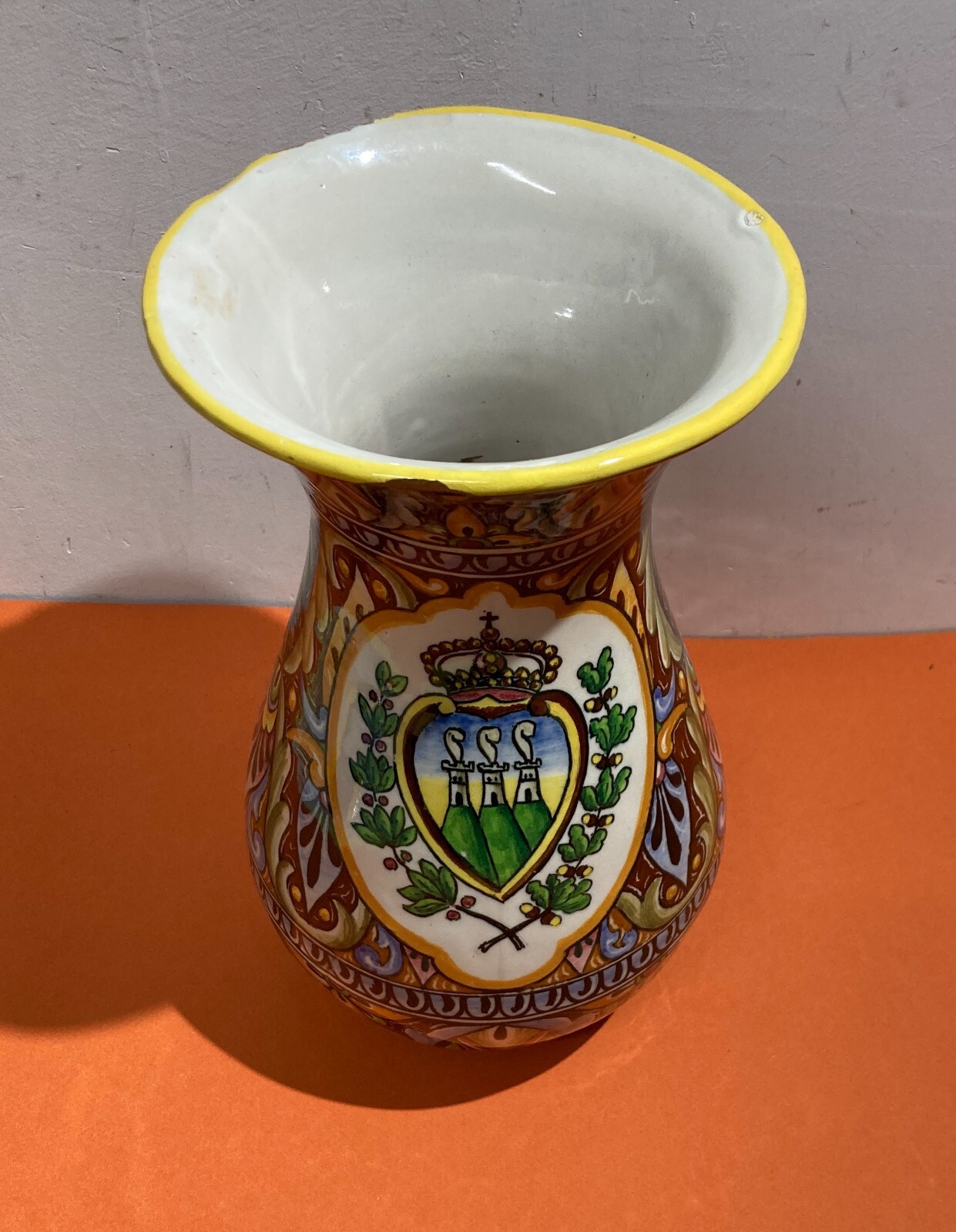 Artistico Soprammobile, Vaso Decorato Con Stemma Della Repubblica Di San Marino