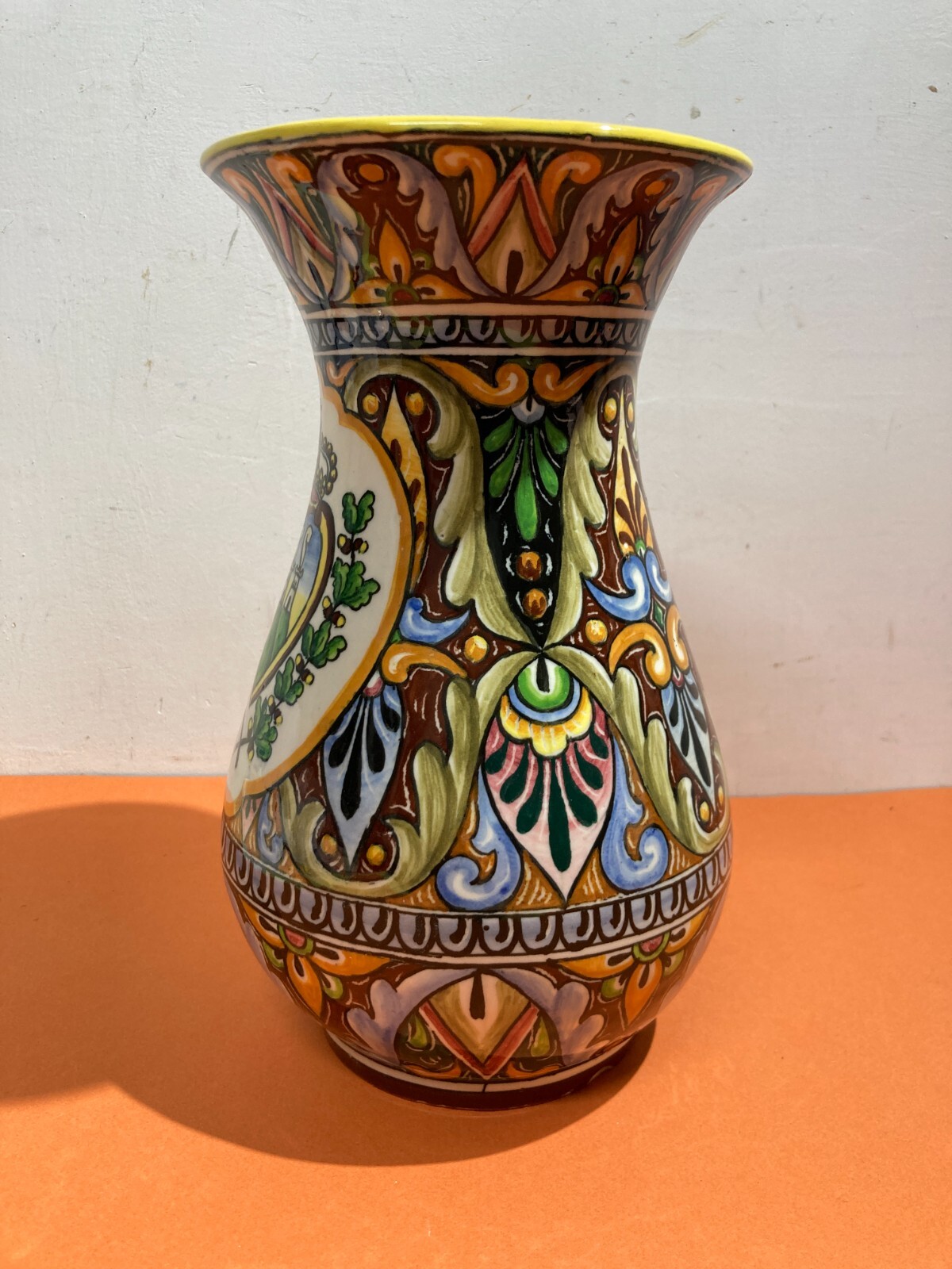 Artistico Soprammobile, Vaso Decorato Con Stemma Della Repubblica Di San Marino