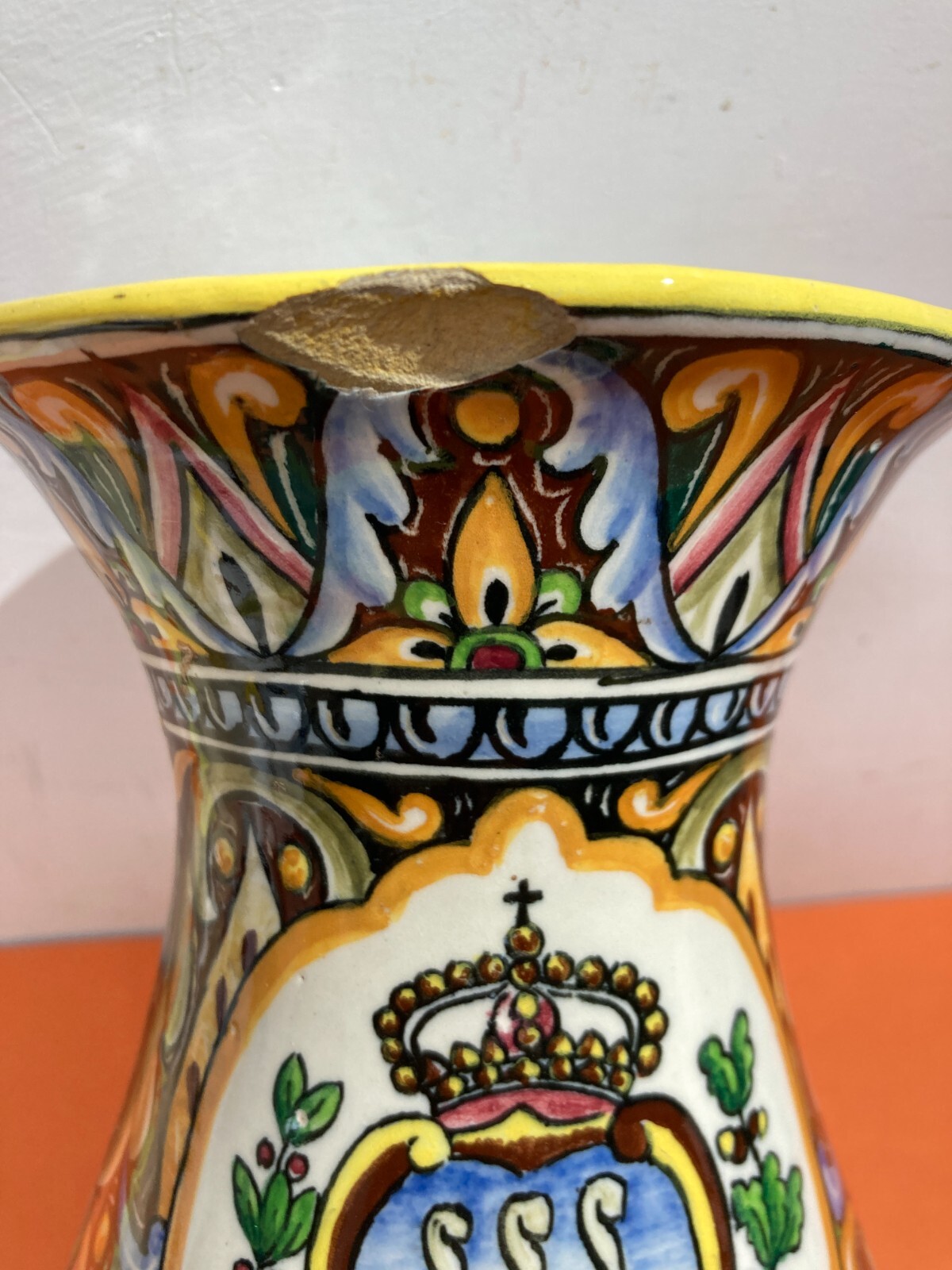 Artistico Soprammobile, Vaso Decorato Con Stemma Della Repubblica Di San Marino