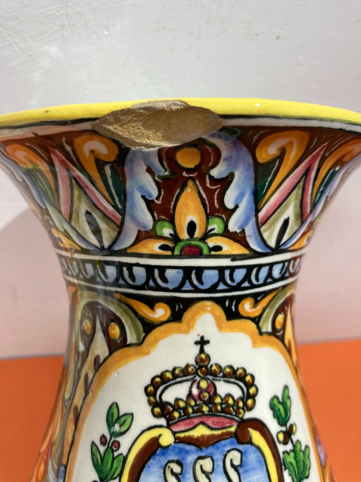 Artistico Soprammobile, Vaso Decorato Con Stemma Della Repubblica Di San Marino