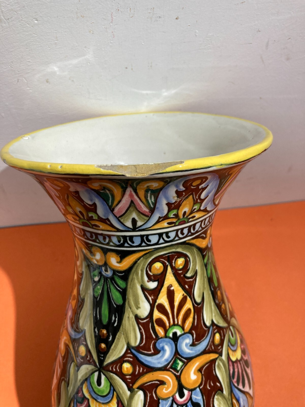 Artistico Soprammobile, Vaso Decorato Con Stemma Della Repubblica Di San Marino