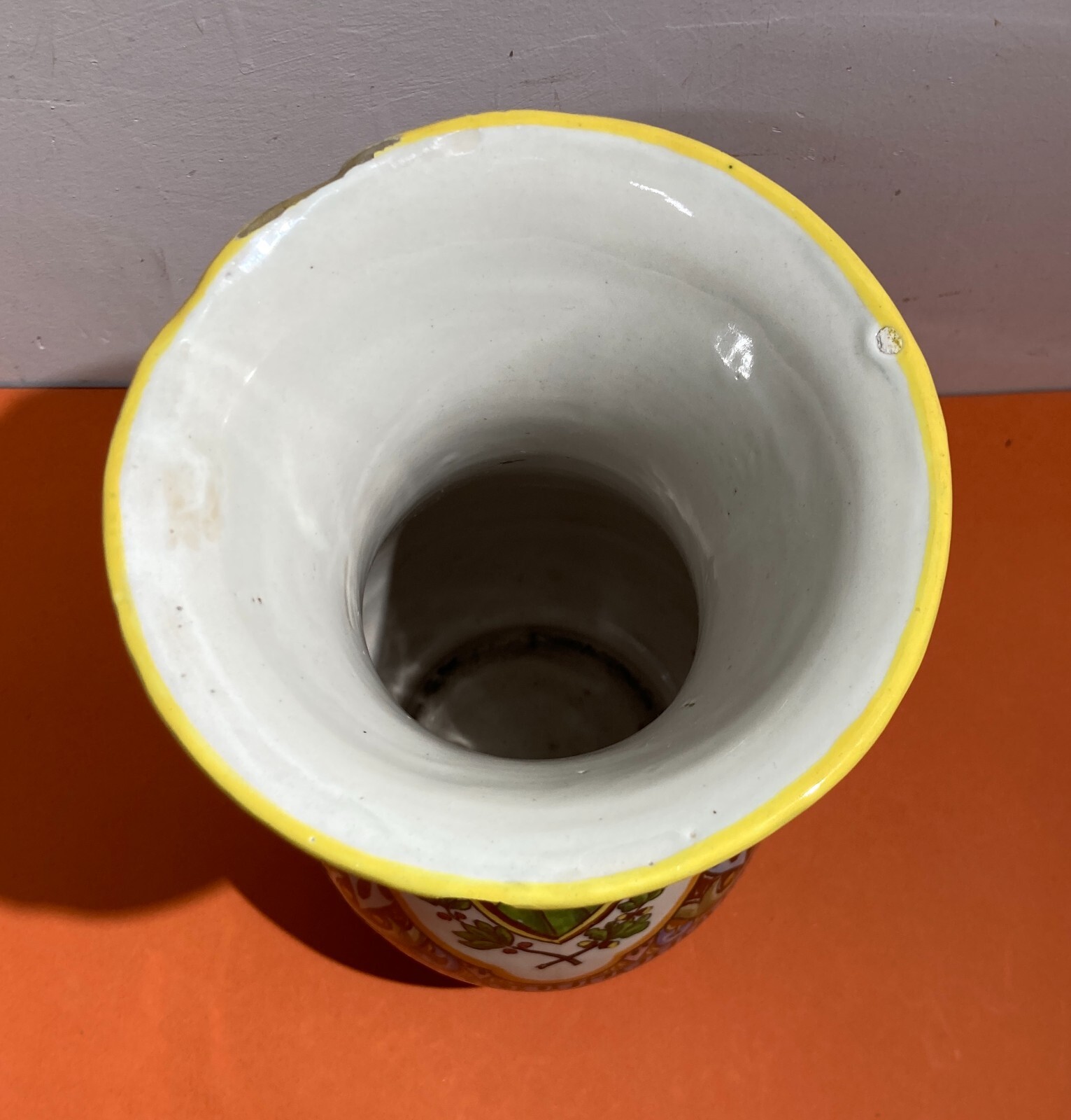 Artistico Soprammobile, Vaso Decorato Con Stemma Della Repubblica Di San Marino