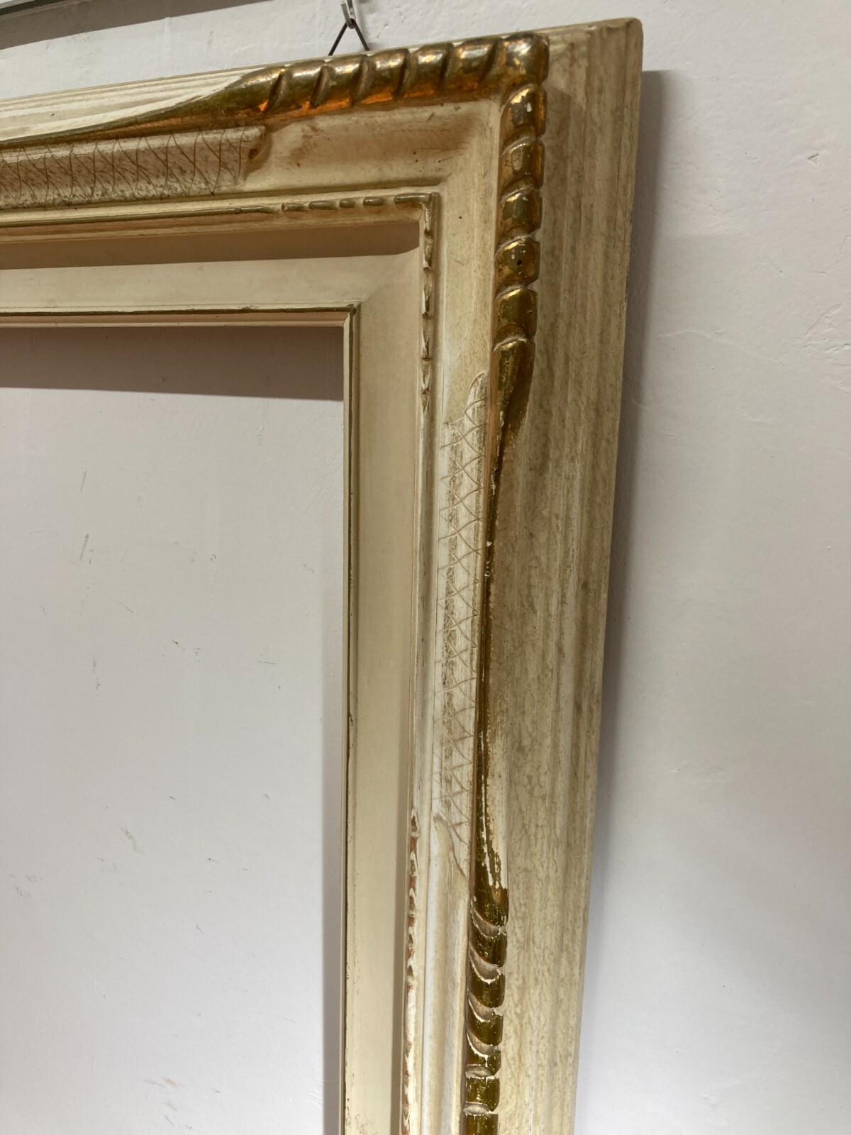 Cornice Decorativa In Legno Laccato E Parzialmente Dorato