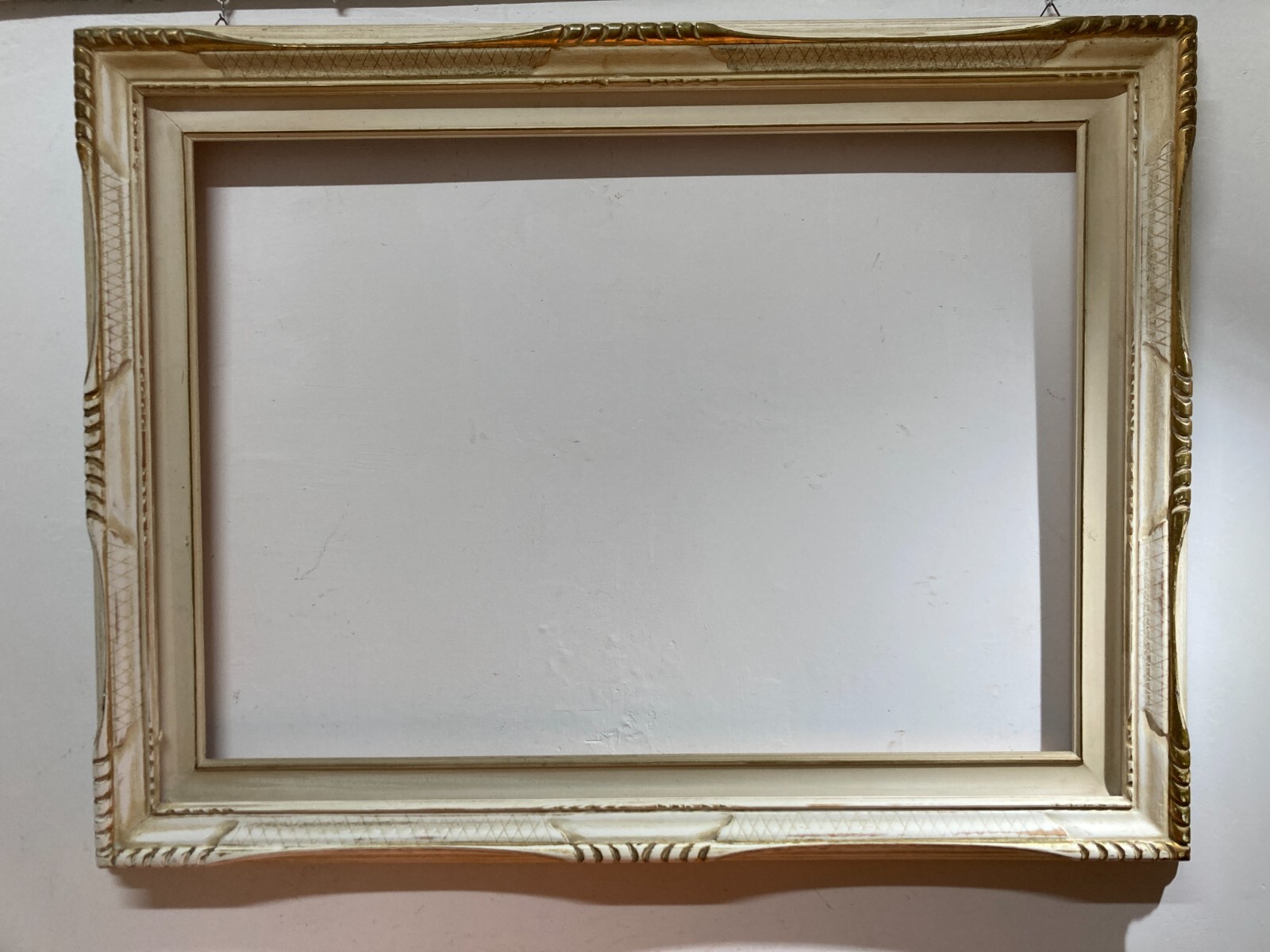 Cornice Decorativa In Legno Laccato E Parzialmente Dorato