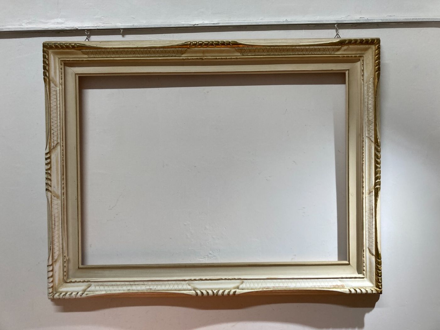 Cornice Decorativa In Legno Laccato E Parzialmente Dorato
