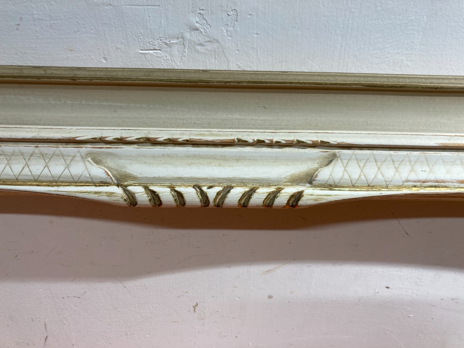 Cornice Decorativa In Legno Laccato E Parzialmente Dorato