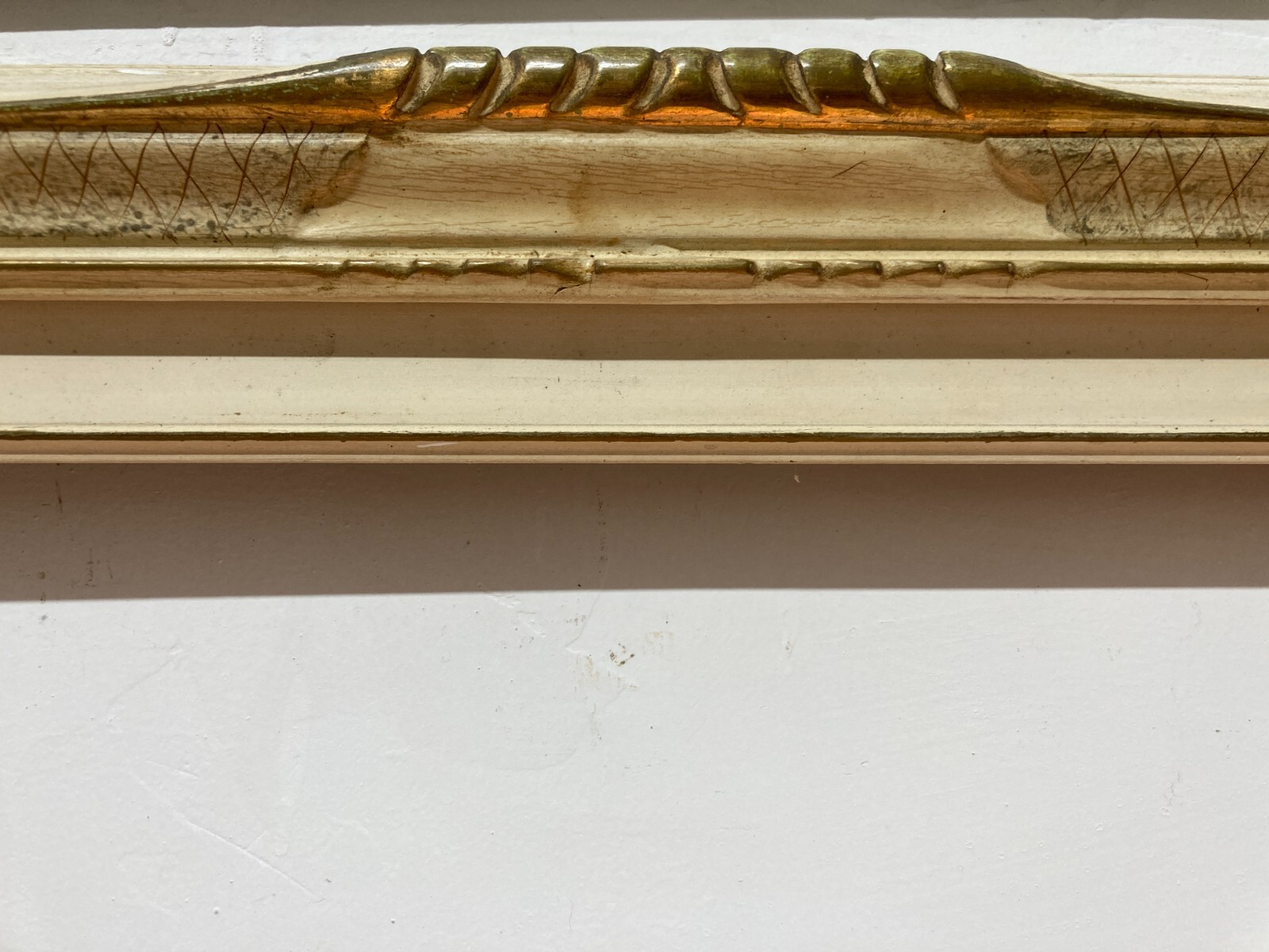 Cornice Decorativa In Legno Laccato E Parzialmente Dorato
