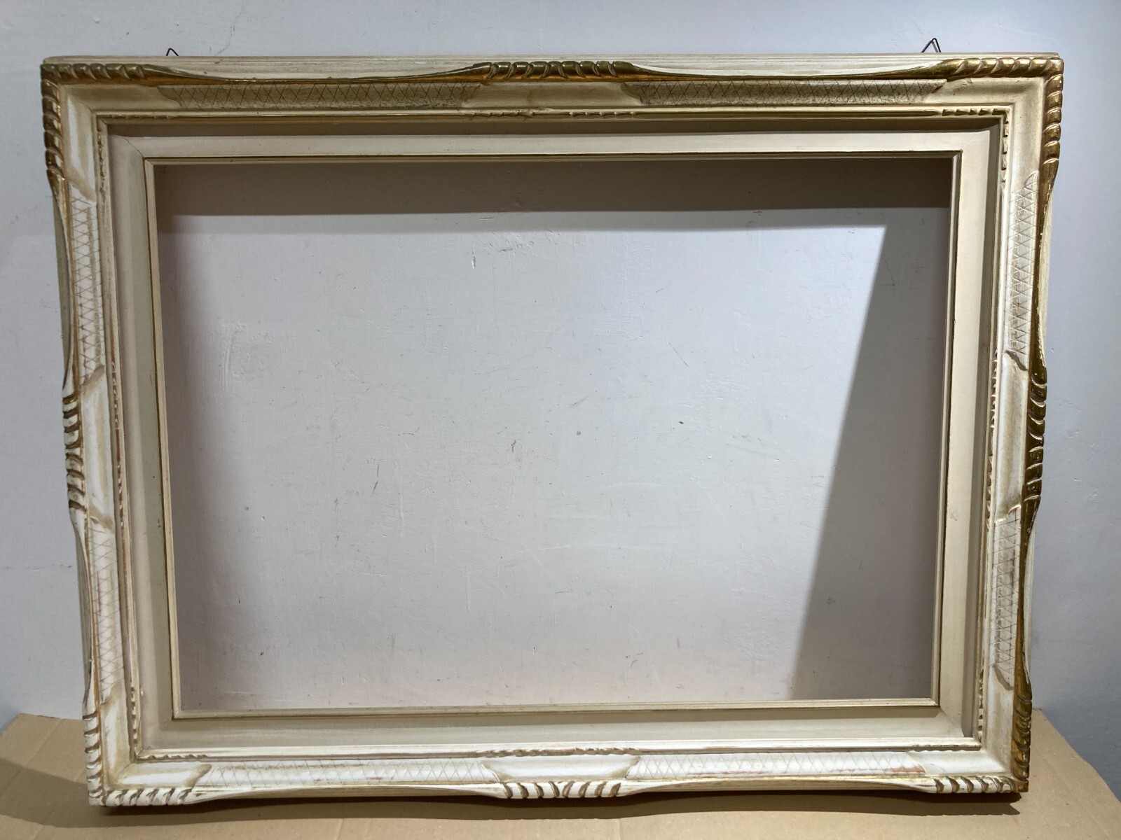 Cornice Decorativa In Legno Laccato E Parzialmente Dorato