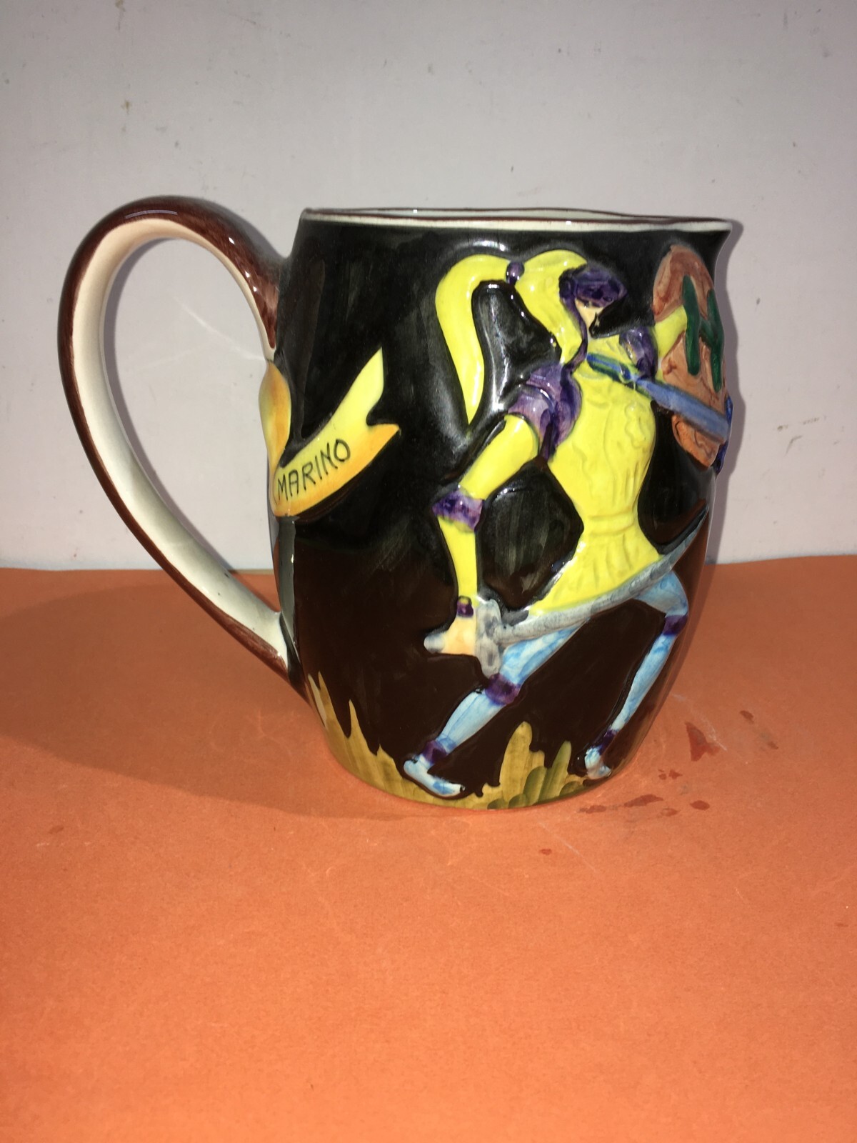 Ceramica Titano: Brocca Decorativa Con Scena Di Duello Medievale