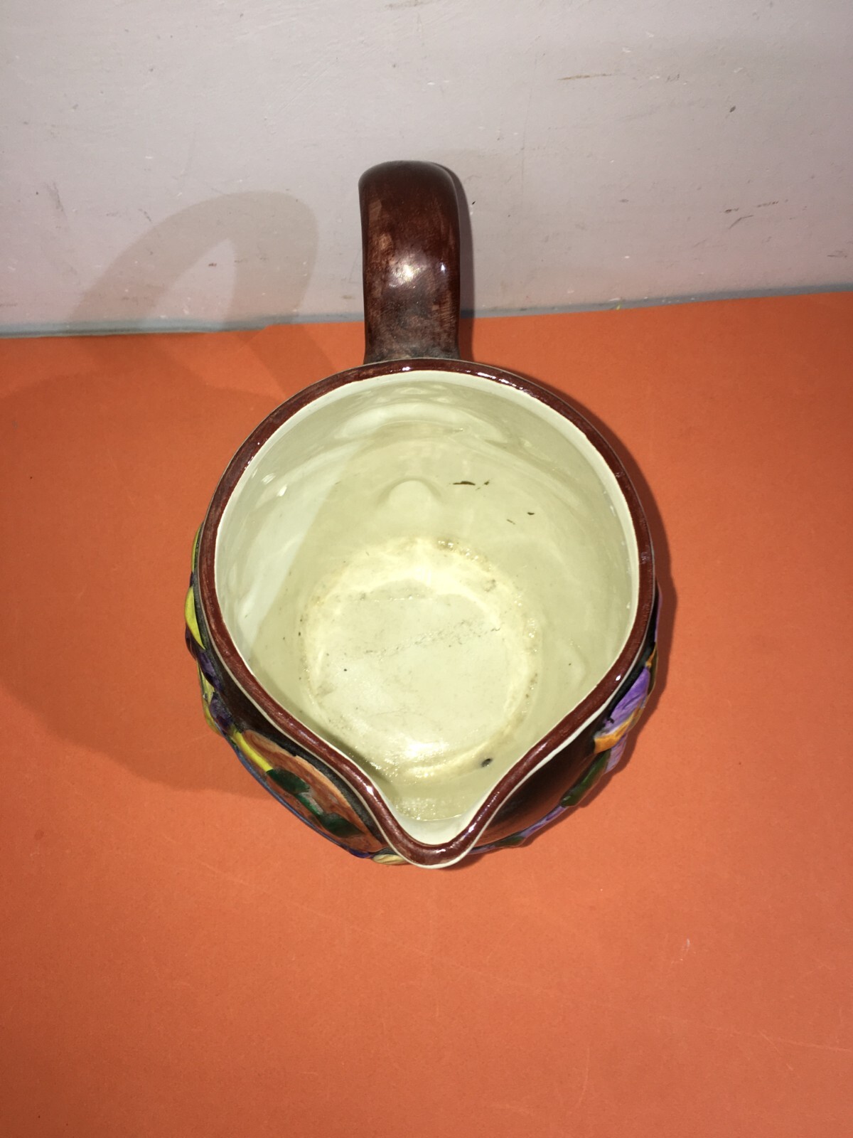 Ceramica Titano: Brocca Decorativa Con Scena Di Duello Medievale