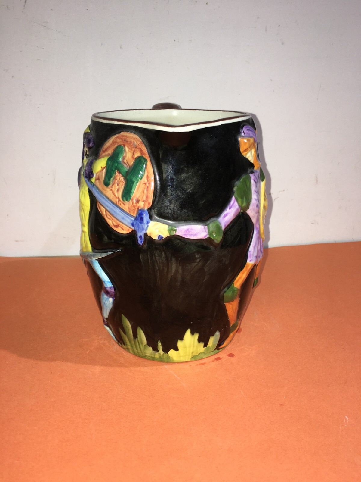 Ceramica Titano: Brocca Decorativa Con Scena Di Duello Medievale