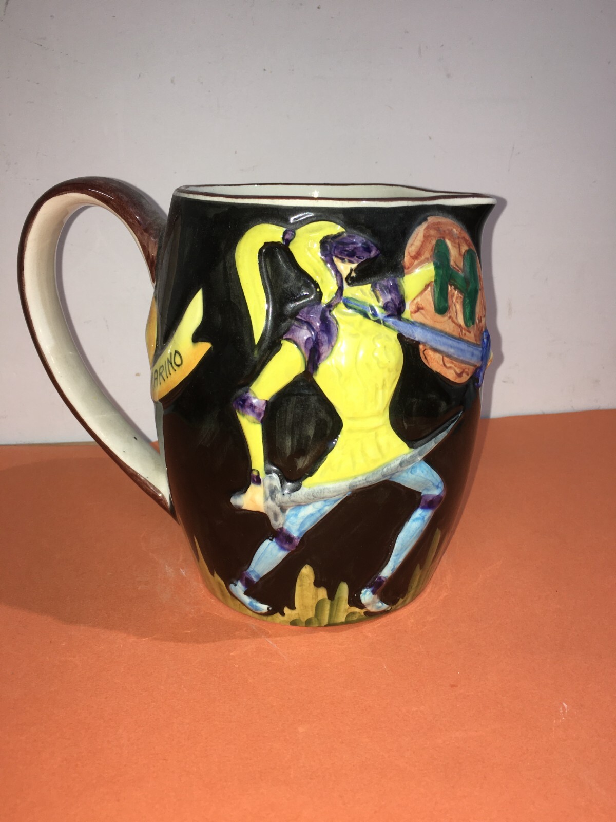 Ceramica Titano: Brocca Decorativa Con Scena Di Duello Medievale