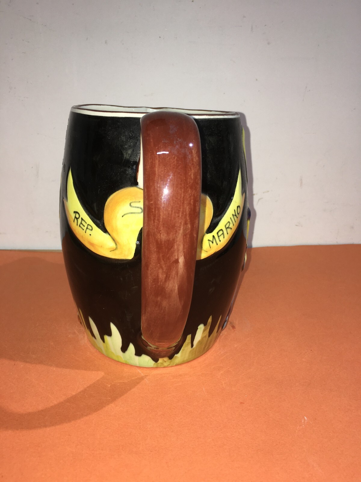 Ceramica Titano: Brocca Decorativa Con Scena Di Duello Medievale