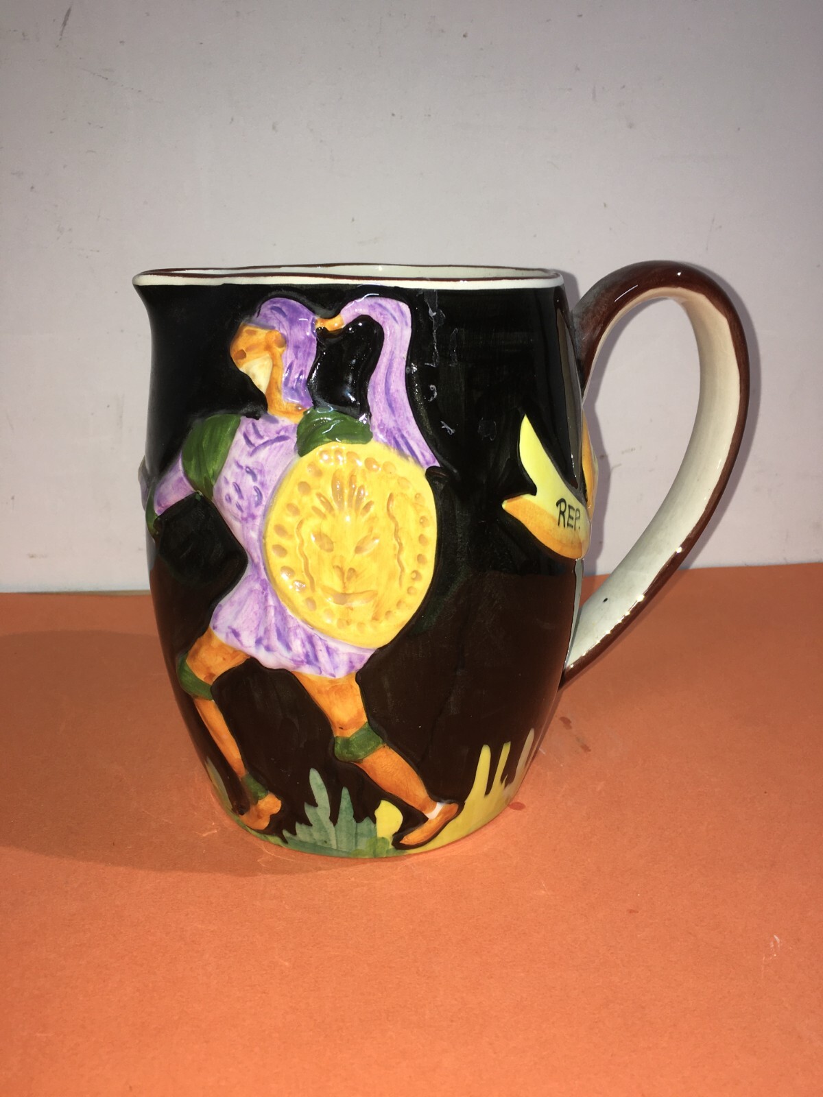 Ceramica Titano: Brocca Decorativa Con Scena Di Duello Medievale
