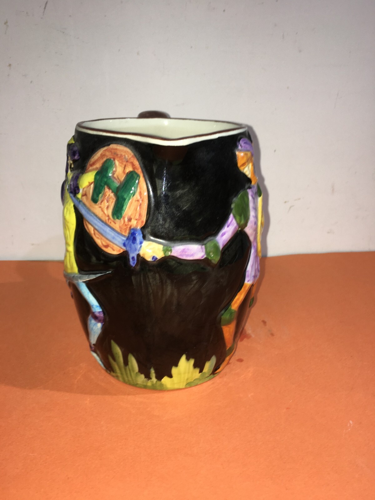 Ceramica Titano: Brocca Decorativa Con Scena Di Duello Medievale