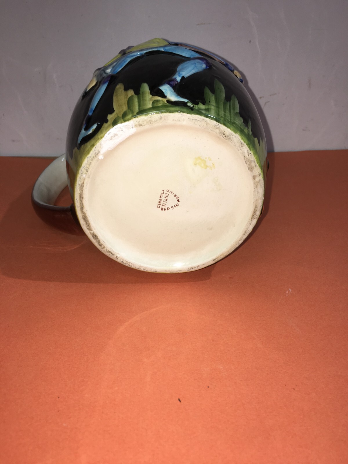 Ceramica Titano: Brocca Decorativa Con Scena Di Duello Medievale