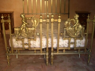 Antica Coppia Di Letti Singoli Trasformabili In Matrimoniale Con Puttini In Bronzo