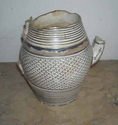 Antica Ceramica Con Decori Artistici E Mascheroni. Teiera O Caffettiera Da Collezione