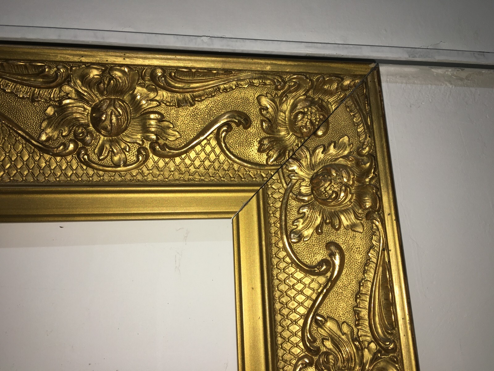 Cornice Antica In Stile Liberty Con Decorazioni In Rilievo E Doratura