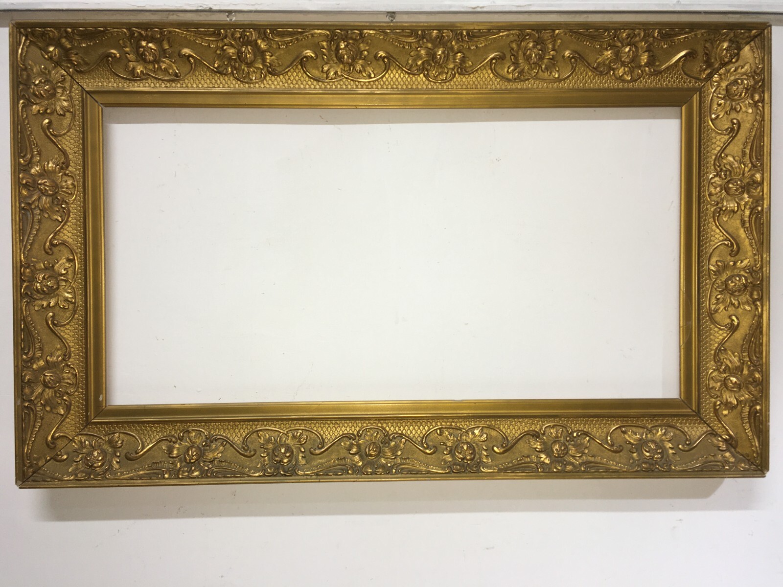 Cornice Antica In Stile Liberty Con Decorazioni In Rilievo E Doratura
