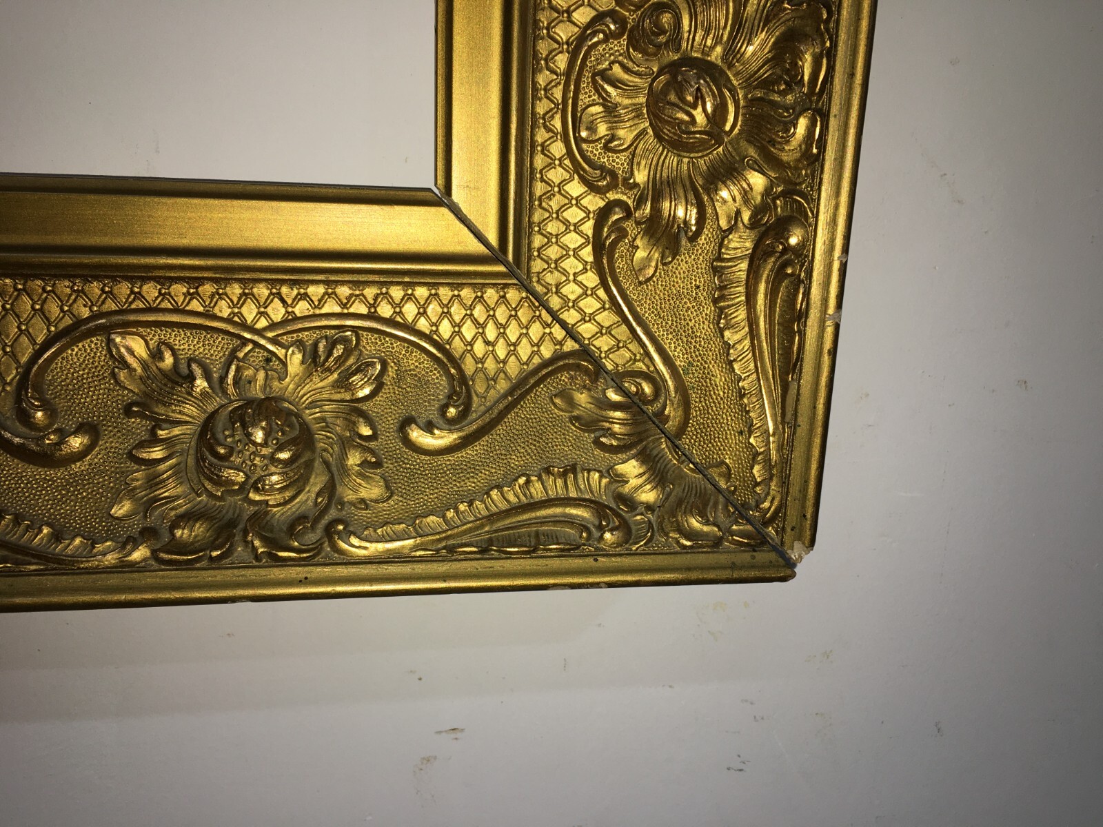 Cornice Antica In Stile Liberty Con Decorazioni In Rilievo E Doratura