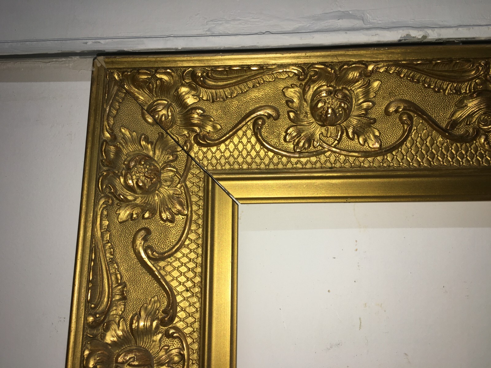Cornice Antica In Stile Liberty Con Decorazioni In Rilievo E Doratura