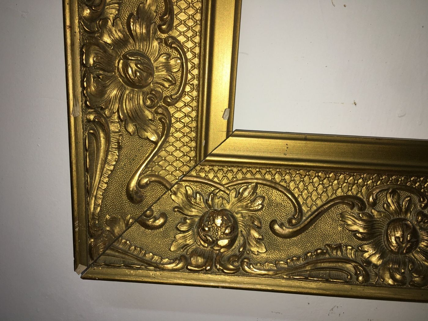 Cornice Antica In Stile Liberty Con Decorazioni In Rilievo E Doratura