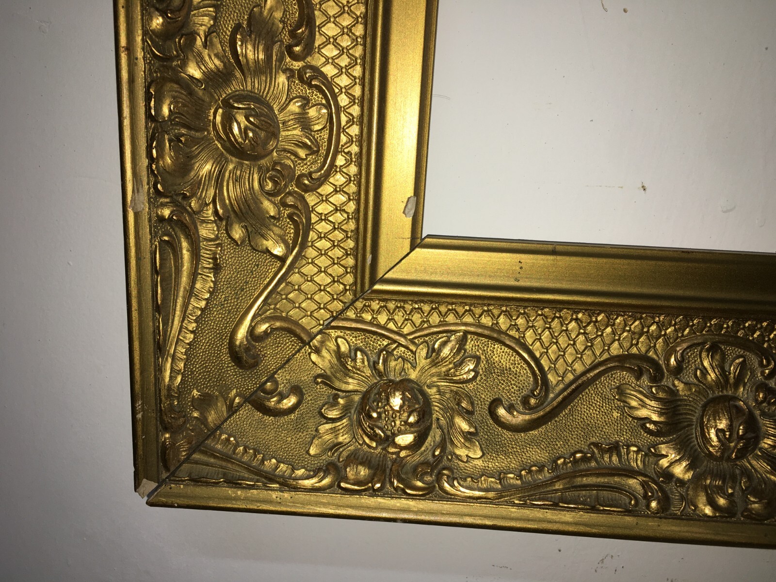 Cornice Antica In Stile Liberty Con Decorazioni In Rilievo E Doratura