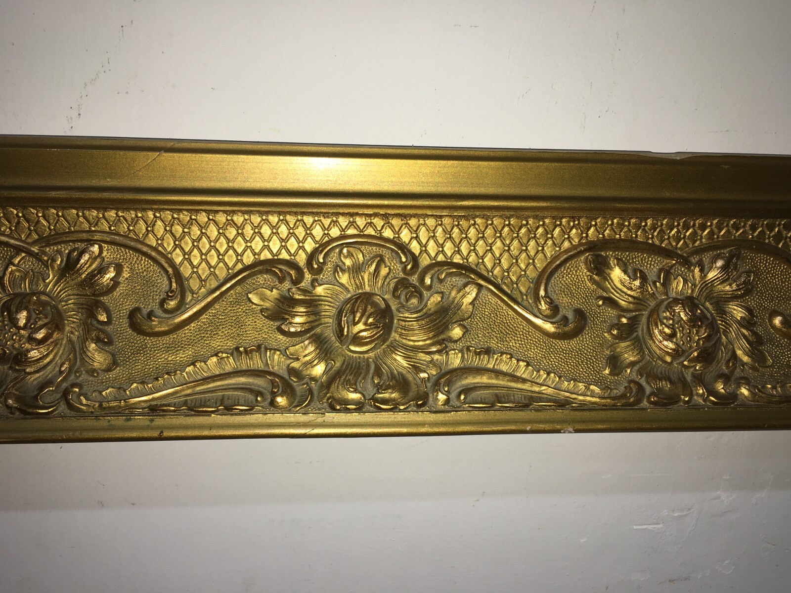Cornice Antica In Stile Liberty Con Decorazioni In Rilievo E Doratura